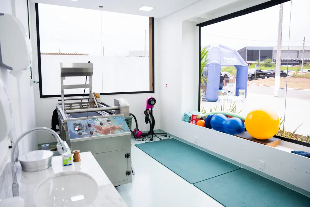 Sala de fisioterapia com esteira aquática